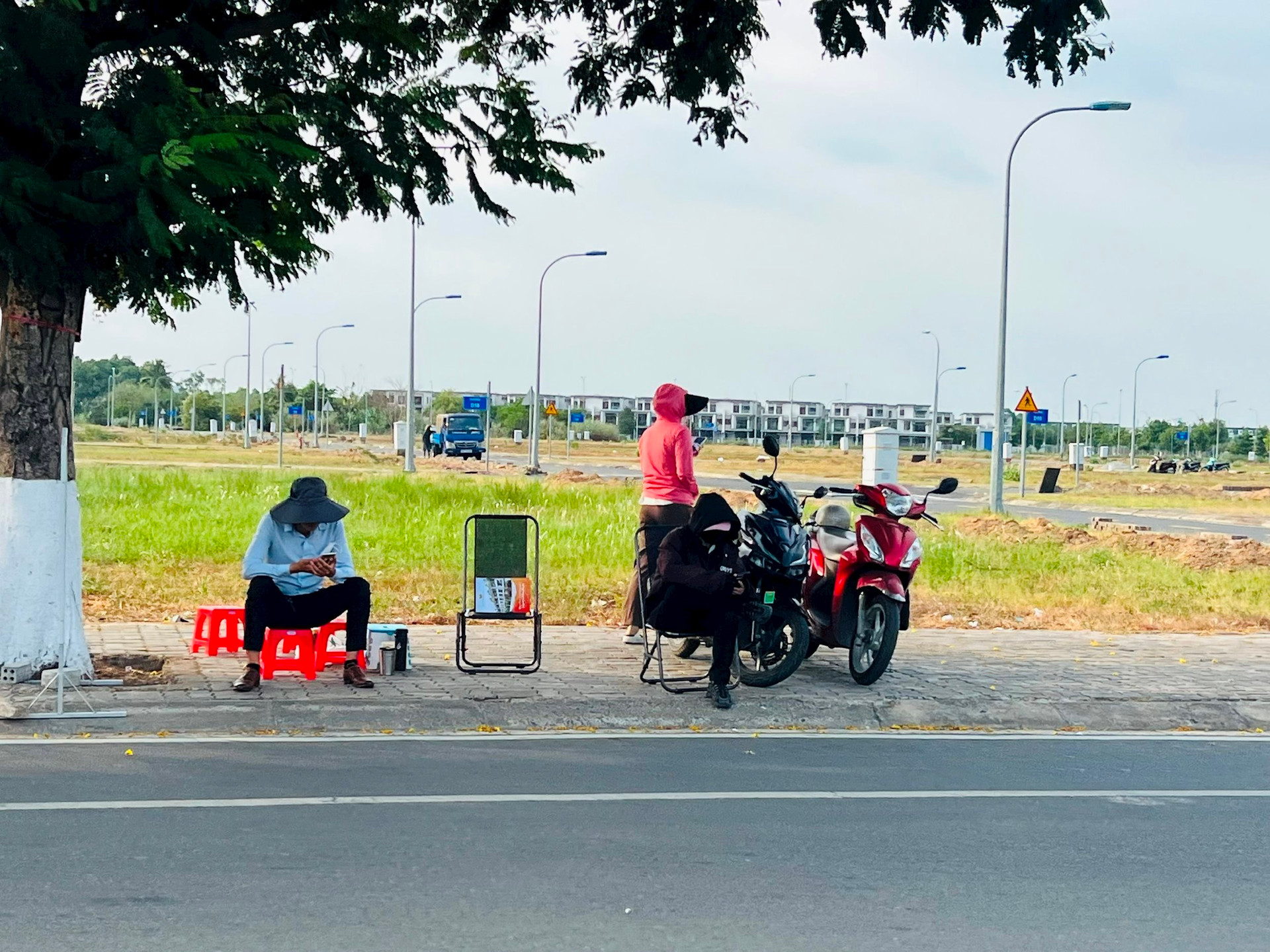 Chủ đất liên tục đi “dò giá”, vừa nóng ruột muốn bán vừa nhấp nhổm chờ thêm thị trường