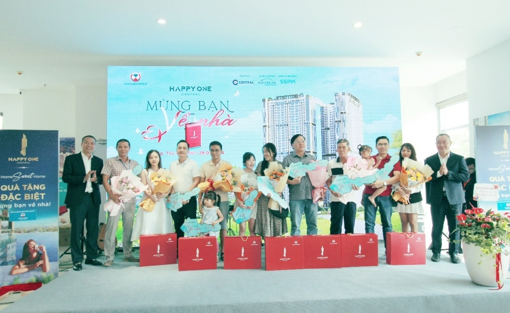 Những cư dân đầu tiên chính thức nhận bàn giao căn hộ Happy One Central.