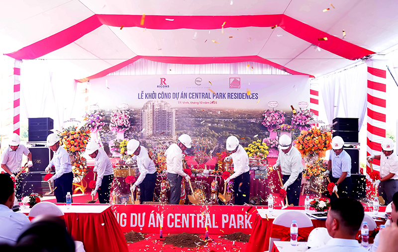 Các đại biểu thực hiện nghi lễ khởi công dự án Central Park Residences