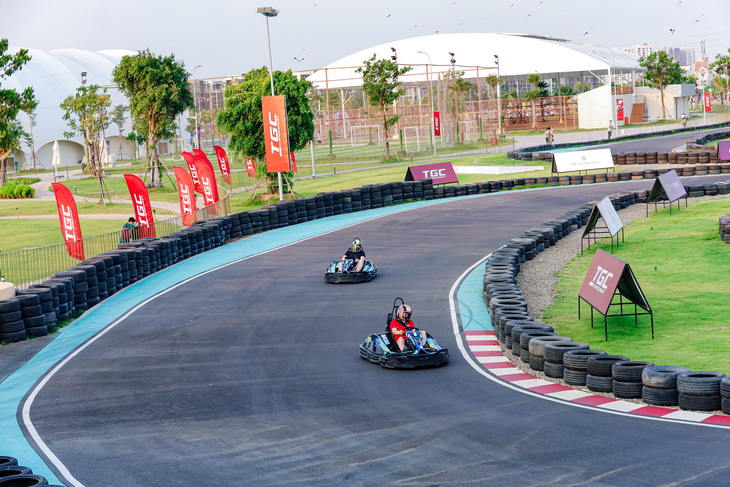 Thử thách tốc độ trên đường đua Go-kart tích hợp dài nhất Đông Nam Á luôn là hoạt động được các bạn trẻ xếp hàng săn "slot" tại TGC Speedway - City Park - Ảnh: Masteri Homes