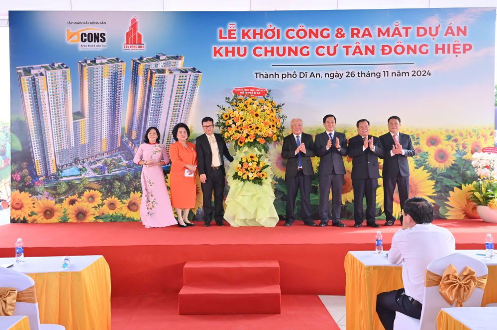 Phát biểu và chụp hình lưu niệm cùng khách mời tại lễ khởi công Bcons Solary