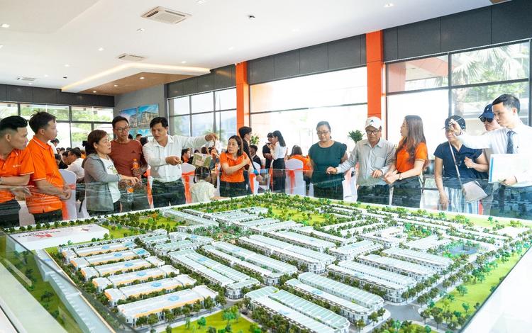 Đông đảo khách hàng tìm hiểu Richland Residence do nhận ra nhiều tiềm năng của dự án