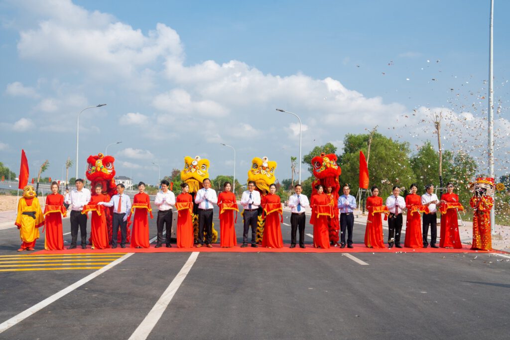 Lãnh đạo địa phương thực hiện nghi thức cắt băng khánh thành Cầu Đò mới